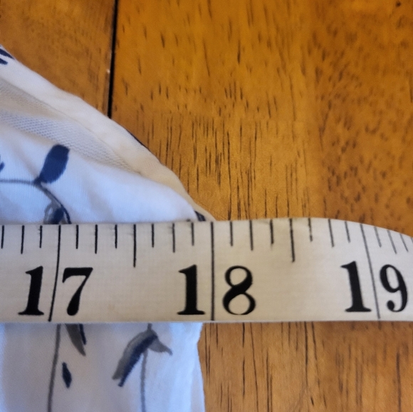 Floral Sleeveless Blouse - Picture 3 of 4